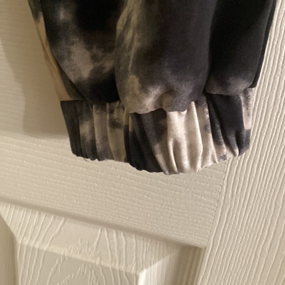 Nylon multi color joggers with pockets. Elastic waits size medium - Picture 2 of 3